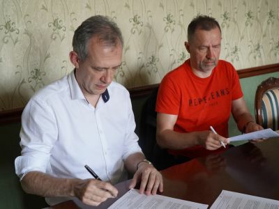 Podpisanie umowy na budowę trybun przy MOSiR