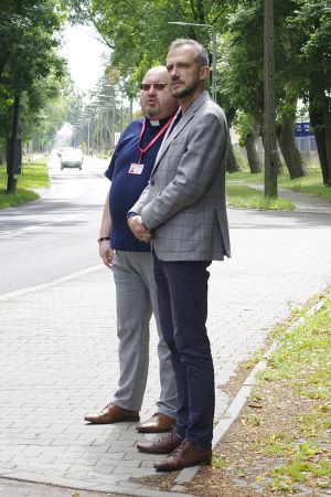 Burmistrz Paweł Kalinowski i ks. Krzysztof Jończyk czekają na pielgrzymów