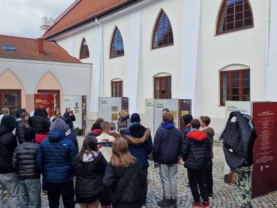 Pierwsi zwiedzający wystawę „Mazowsze dla Korony” w Gostyninie