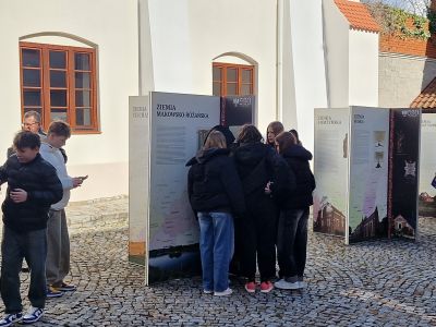 Pierwsi zwiedzający wystawę „Mazowsze dla Korony” w Gostyninie