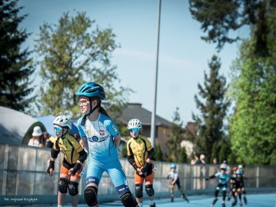 1 edycja torowego Pucharu Polski w jeździe szybkiej na łyżworolkach i 13 medali zawodników UKS „ZWOLEŃ-TEAM”