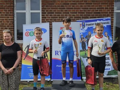 Rolkarze UKS Zwoleń-Team z 2 i 3 miejscem 10 etapu Długodystansowego Pucharu Polski w Rybnie