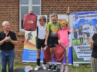 Rolkarze UKS Zwoleń-Team z 2 i 3 miejscem 10 etapu Długodystansowego Pucharu Polski w Rybnie