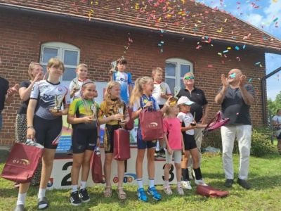 Rolkarze UKS Zwoleń-Team z 2 i 3 miejscem 10 etapu Długodystansowego Pucharu Polski w Rybnie