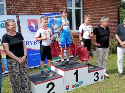 Rolkarze UKS Zwoleń-Team z 2 i 3 miejscem 10 etapu Długodystansowego Pucharu Polski w Rybnie