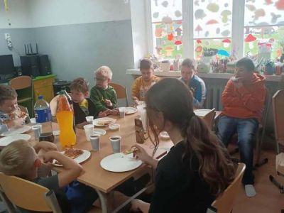 Dzień Chłopca w Punkcie "Bartek" – Śmiech, Pizza i Nowe Murale