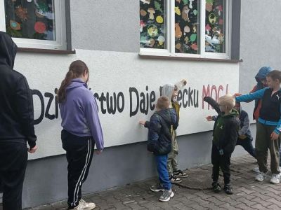 Dzień Chłopca w Punkcie "Bartek" – Śmiech, Pizza i Nowe Murale