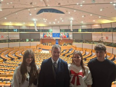 Gostynińska młodzież kontynuuje wizytę studyjną w Brukseli. Zwiedzanie miasta i spotkanie z europosłem Andrzejem Halickim