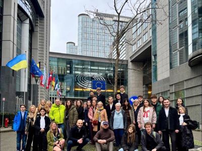 Gostynińska młodzież kontynuuje wizytę studyjną w Brukseli. Zwiedzanie miasta i spotkanie z europosłem Andrzejem Halickim