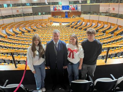 Gostynińska młodzież kontynuuje wizytę studyjną w Brukseli. Zwiedzanie miasta i spotkanie z europosłem Andrzejem Halickim