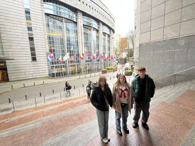 Gostynińska młodzież kontynuuje wizytę studyjną w Brukseli. Zwiedzanie miasta i spotkanie z europosłem Andrzejem Halickim