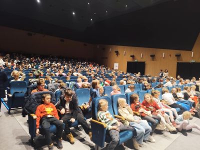 Uczniowie SP nr 5 zaprezentowali „Opowieść wigilijną” w MCK w Gostyninie