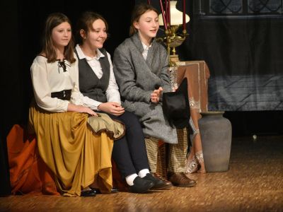 Uczniowie SP nr 5 zaprezentowali „Opowieść wigilijną” w MCK w Gostyninie