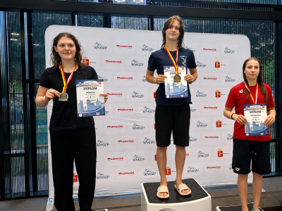 Podwójne podium mieszkanki Gostynina podczas mistrzostw pływackich