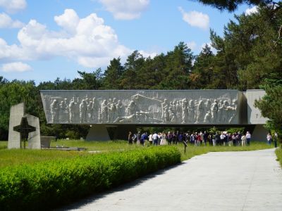 odsłonięcia tablicy upamiętniającej Żydów z centralnej Polski zamordowanych w niemieckim nazistowskim obozie zagłady...