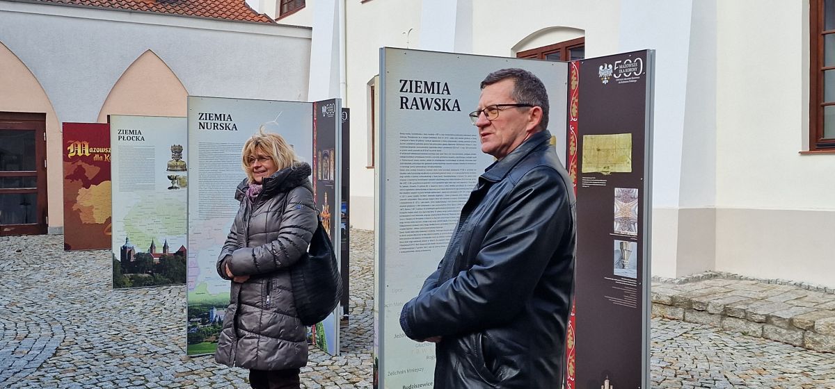 Pierwsi zwiedzający wystawę „Mazowsze dla Korony” w Gostyninie