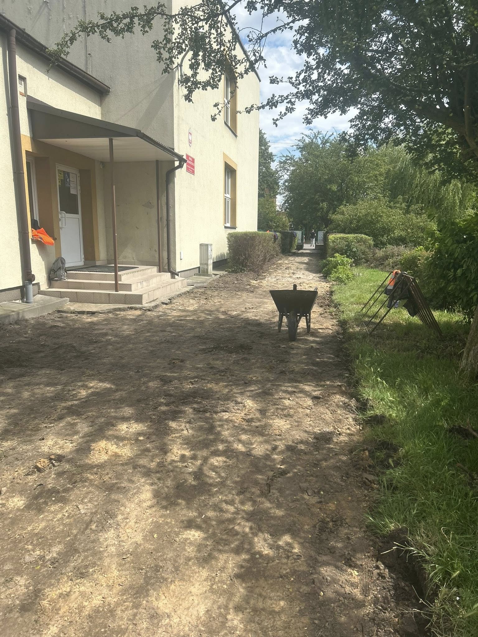Rozpoczęły się prace przy modernizacji chodnika przy Miejskiej Szkole Muzycznej