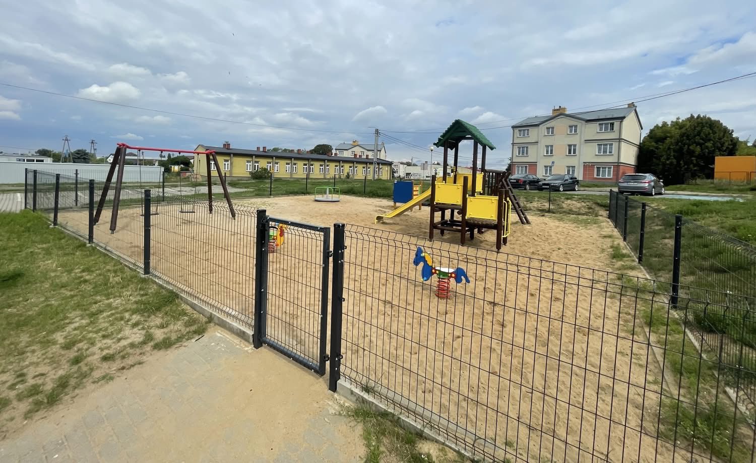 Nowy blask placu zabaw przy ul. Targowej – modernizacja zakończona!