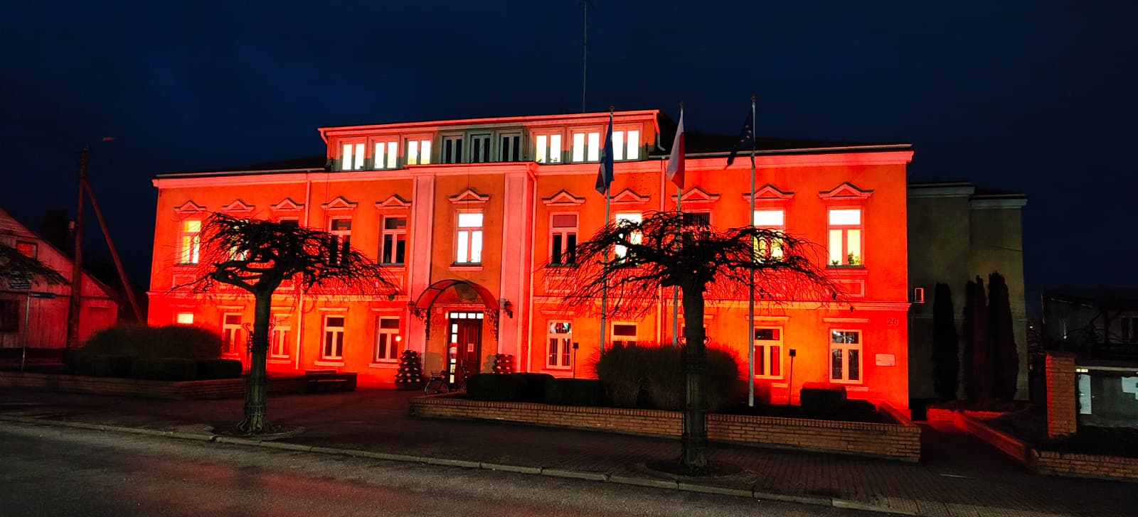 Gostynin rozświetlił się na czerwono – razem przeciw krzywdzeniu dzieci
