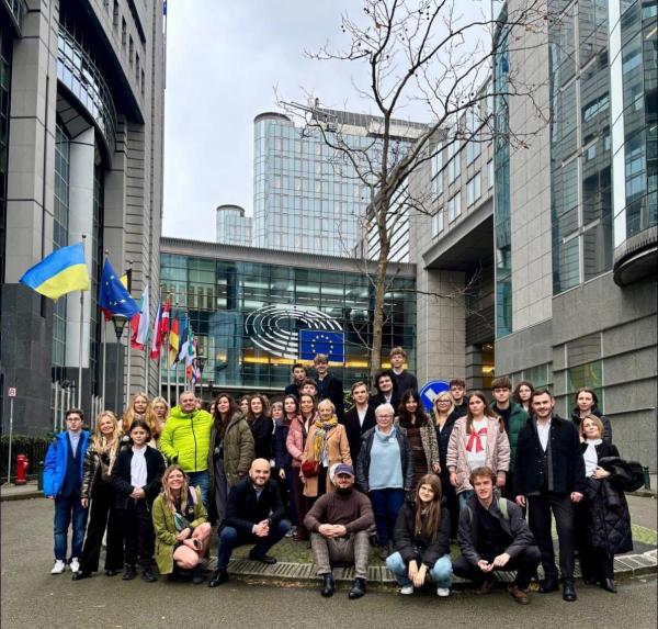 Gostynińska młodzież kontynuuje wizytę studyjną w Brukseli. Zwiedzanie miasta i spotkanie z europosłem Andrzejem Halickim